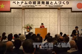 越南国会副主席阮氏金银在“越南经济发展与人力资源培训”研讨会上发表讲话（图片来源:越通社）