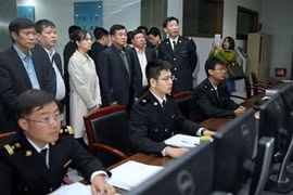 工作团赴洋山港口进行考察（图片来源：人民军队报）