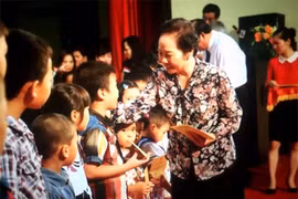 越南国家副主席阮氏缘向优秀学生颁发助学金（图片来源：越南人民军报）