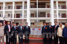 越南举行老挝琅南塔省汶普卡高中学校落成暨移交仪式