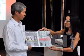 亚—非—拉三大洲团结组织秘书长Lourdes Cervantes Vasquez（右）向越南驻古大使杨明赠送越古双边关系的海报