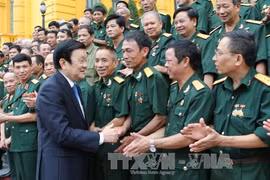 张晋创主席亲切会见二号军区老战士