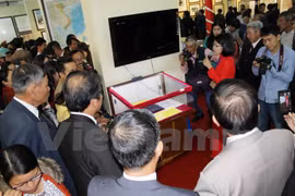 有关越南黄沙、长沙两个群岛的资料图片展吸引众多人前来参观。