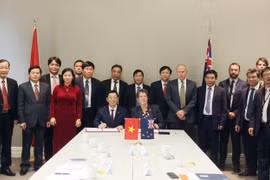 阮世草主席与西莉亚·韦德布朗签署了加强两市友好关系的备忘录（图片来源：《新河内报》）