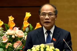 越南国会主席阮生雄在会议上发表讲话