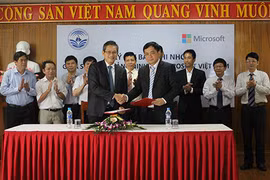 10月27日举行的广宁省信息传媒厅与微软越南信息技术合作备忘录签约仪式（图片来源： quangninh.gov.vn） 