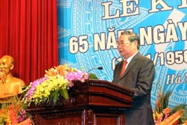 越共中央政治局委员、中央书记处常务书记黎鸿英发表讲话