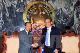 越南最高人民法院院长张和平​和老挝司法部部长本格•桑宋萨​ （图片来源：越通社）
