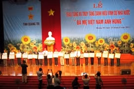 越南广治省向523位母亲授予和追授“越南英雄母亲”称号（图片来源：越南人民报）