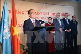 越南国会主席阮生雄发表讲话