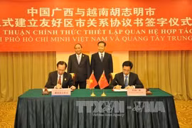 阮春福副总理正见中国广西与越南胡志明市建立友好区市关系协议数签字仪式（图片来源：越通社）