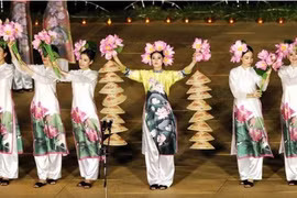 明幸设计师设计的越南传统长衣（图片来源于网络） 