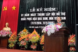 方明和上将在仪式上发表讲话