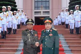 越南国防部长冯光青与柬埔寨国防大臣迪班大。