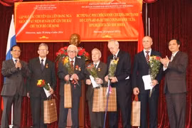 胡志明主席陵墓管理委员会领导向苏联专家表达感恩之心（图片来源：人民军队报）
