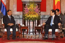 国家主席张晋创（右）与柬埔寨参议院主席赛宗（左）