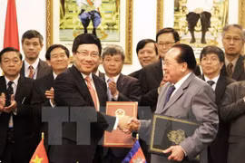 越南政府副总理兼外长范平明在越柬两国政府间混合委员会第13次会议