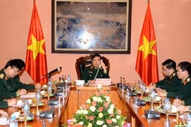 越南国防部长冯光青大将与中国国防部长常万全上将举行电话会谈