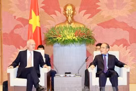 越南国会主席阮生雄会见欧盟驻越代表团团长法兰兹•叶森（图片来源：越通社）
