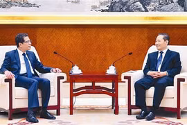 越南驻华大使邓明魁会见广西壮族自治区党委书记彭清华。
