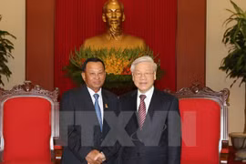 越共中央总书记阮富仲会见柬埔寨王国参议院主席赛宗
