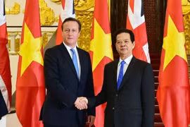 越南政府总理阮晋勇同英国首相卡梅伦举行会谈