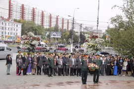 9月2日在莫斯科市胡志明广场举行的敬献花圈仪式（图片来源：越通社）