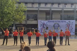 由澳大利亚越南留学生表演的一个表演节目（图片来源：越通社）