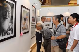 河内市民观看艺术摄影图片展作品 （图片来源于网络）