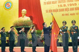 阮晋勇总理向国防工业总局授予人民武装力量英雄称号。