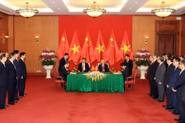 阮富仲总书记与习近平总书记、国家主席共同出席双方各项合作协议和文件的签字仪式(图片来源：越通社）