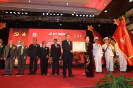 越南国家副主席阮氏缘向越南国家政治出版社授予劳动英雄称号