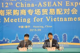 越南工商部贸易促进局副局长谢黄玲（左）与中国—东盟博览会秘书处（右）。