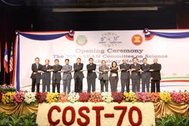 参加东盟科技委员会第70届会议的官员合影（图片来源：越通社）