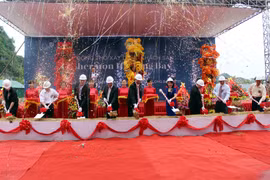 下龙市举行下龙湾喜来登(Sheraton)五星级酒店破土动工仪式（图片来源：baoquangninh.com.vn）