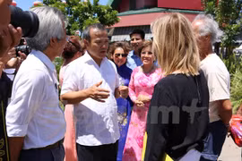 武宏南副部长同旅居新喀里多尼亚越乔同胞见面。