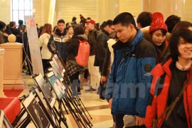 有关中国在东海非法建设人工岛的图片展在韩国举行 （图片来源：越通社）