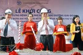 河内市人民委员会主席阮世草出席并发出开工令