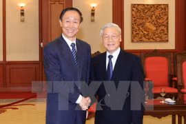 越共中央总书记阮富仲会见中国全国政协副主席、中联部部长王家瑞。​图片来源：越通社）