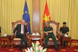 越南国防部副部长阮志咏上将和欧盟驻越南代表团团长弗朗茨•耶森（图片来源：人民军报）