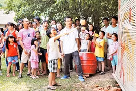参观者参加由越南民族学博物馆举行的民间游戏