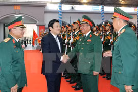 越南国家主席张晋创和国防部国防情报总局领导人（图片来源：越通社）