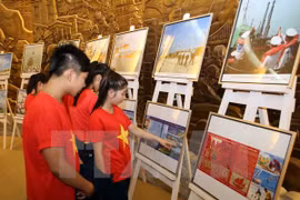 “祖国海洋岛屿”图片展吸引游客前来参观