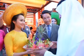 越南驻阿拉伯联合酋长国大使范平谭向阿拉伯联合酋长国文化、青年与社会发展部部长介绍越南火龙果（图片来源：越南外交部新闻司）