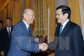 国家主席张晋创​（右）与日本民间外交推进协会副会长中垣佳彦（左）（图片来源：越通社）