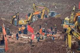 中国深圳滑坡事故现场首名幸存者成功救出 （图片来源于网络）