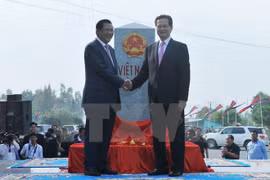 越南政府总理阮晋勇和柬埔寨政府首相洪森出席两国陆地边界线上275号界碑落成典礼（图片来源：越通社）