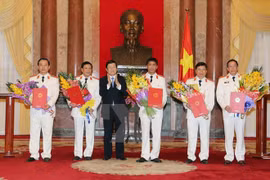 越南国家主席张晋创向新任最高人民检察院检察员颁发任命书