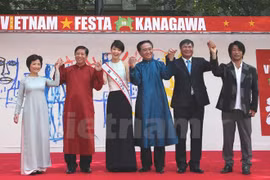 各与会代表。