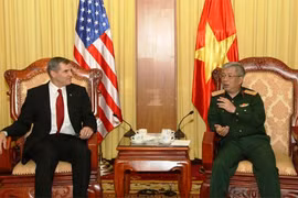 越南国防部副部长阮志咏上将​同美国国防部战俘/失踪行动会计机构（DPAA）负责人迈克尔·林宁屯（图片来源：越南人民军报）